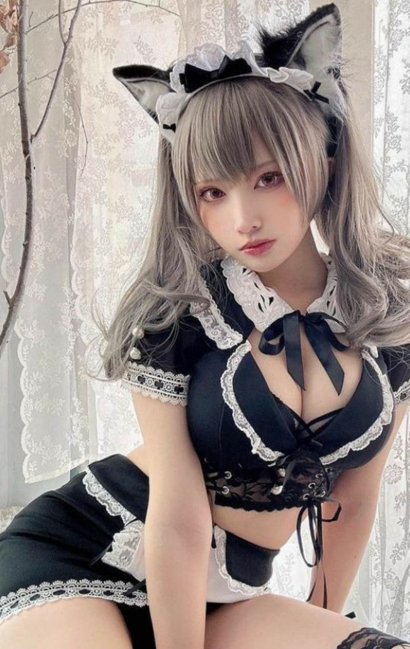 Ảnh gái xinh cosplay trang phục hầu gái tư thế sexy