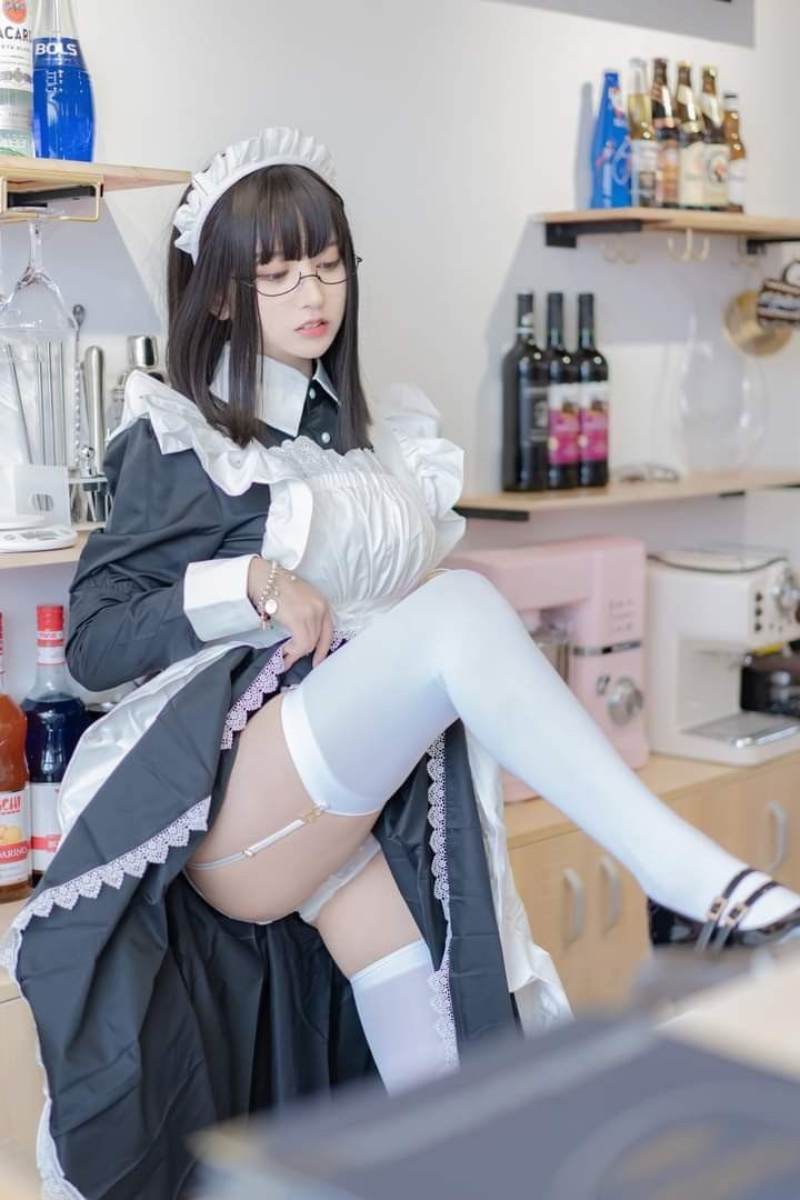 Ảnh gái xinh cosplay hầu gái, gác chân lên bàn sexy