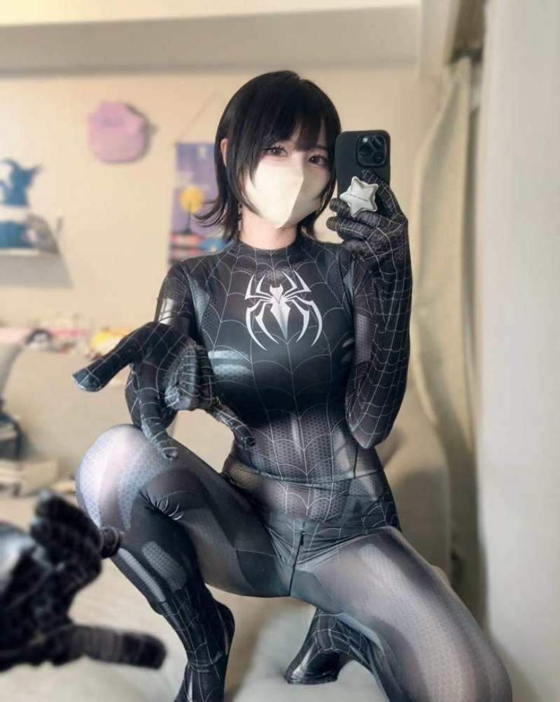 Ảnh gái xinh cosplay trang phục người nhện đen