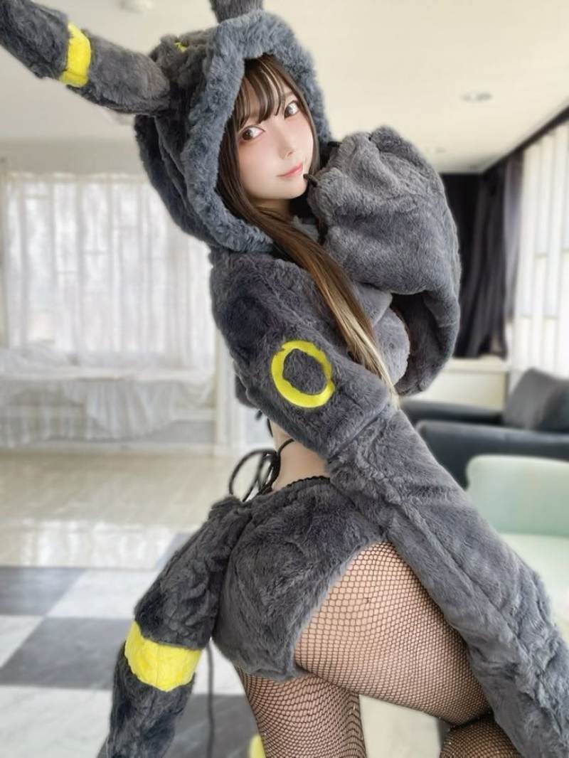 Ảnh gái xinh cosplay trang phục pikachu xám