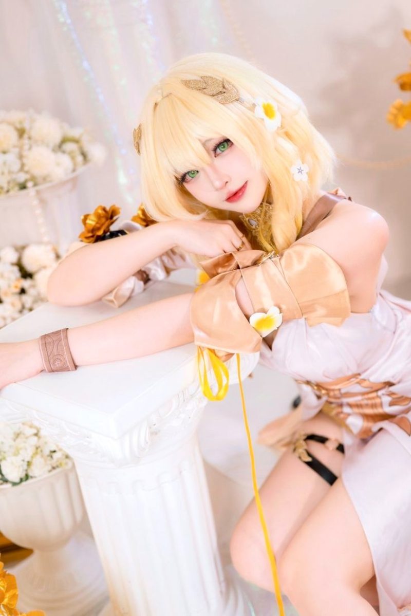Ảnh gái xinh cosplay nhân vật game Lumine - Genshin Impact
