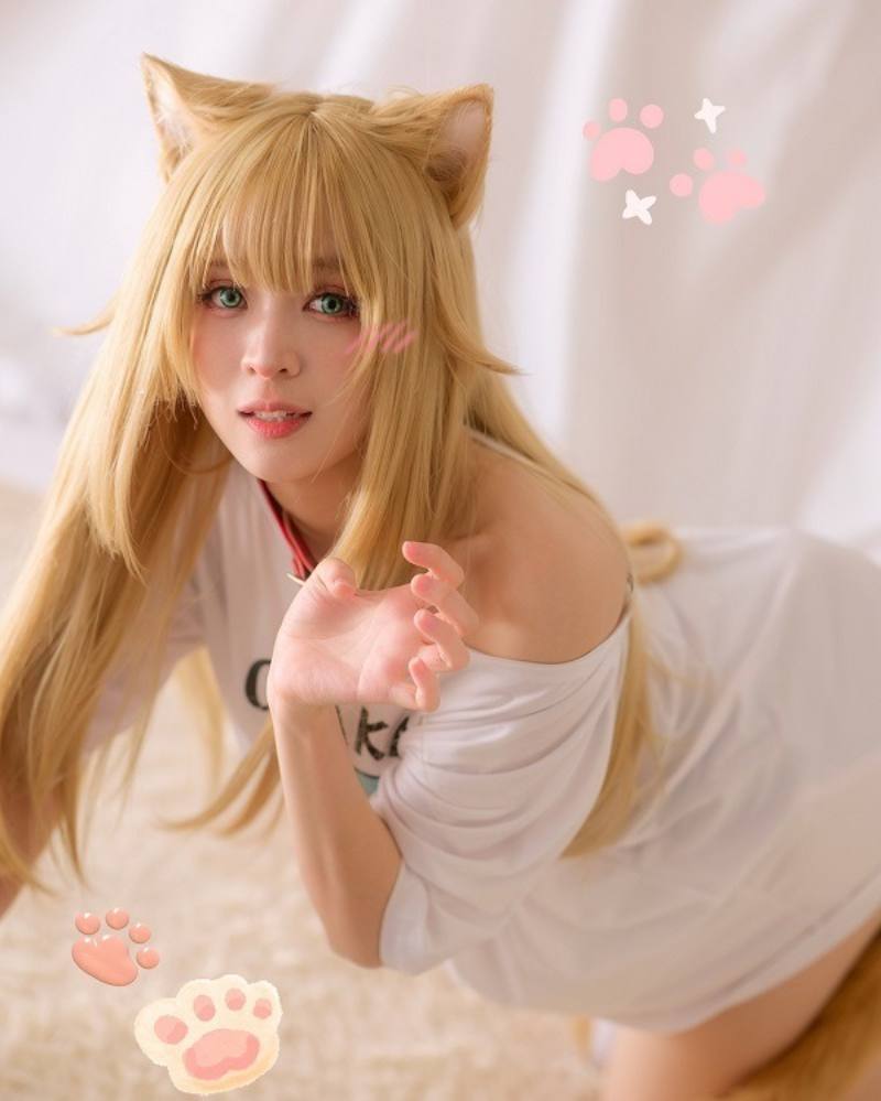 Gái xinh cosplay mèo vàng gợi cảm