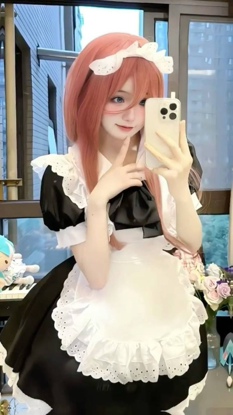 Hình gái xinh cosplay hầu gái cầm điện thoại chụp ảnh