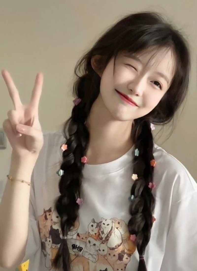 Ảnh gái xinh cute cười tươi tay phải chào chữ V