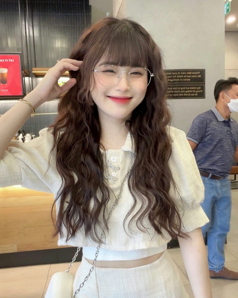 Ảnh gái xinh cute đeo kính cười tươi