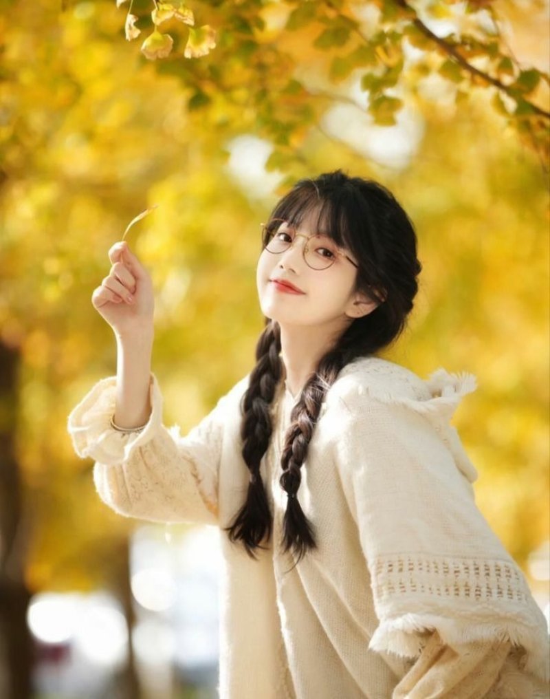 Ảnh gái xinh cute đeo kính cười mĩm