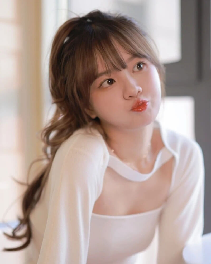 Ảnh gái xinh cute đeo kính chu môi