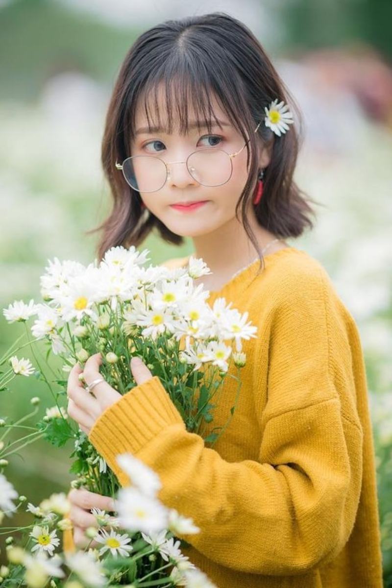 Ảnh gái xinh cute đeo kính cầm bó hoa