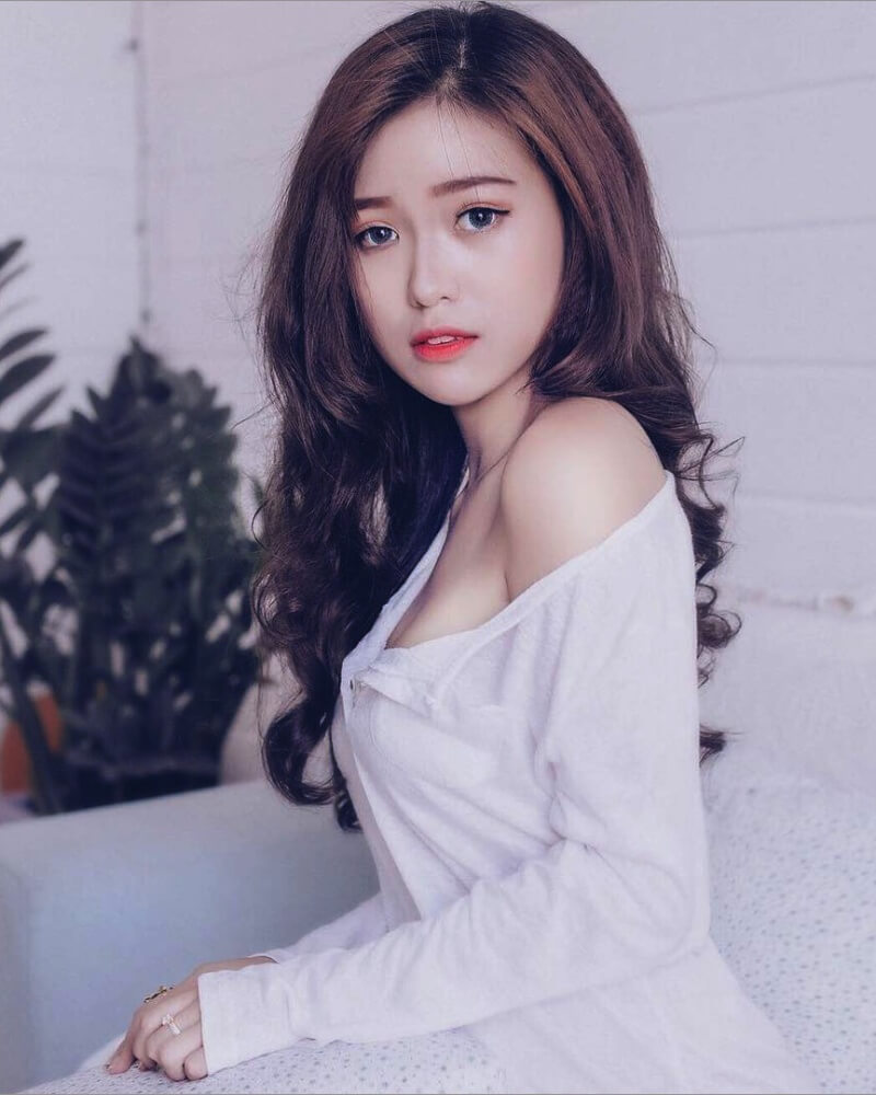 Ảnh gái xinh cute mặc áo trắng hở ngực