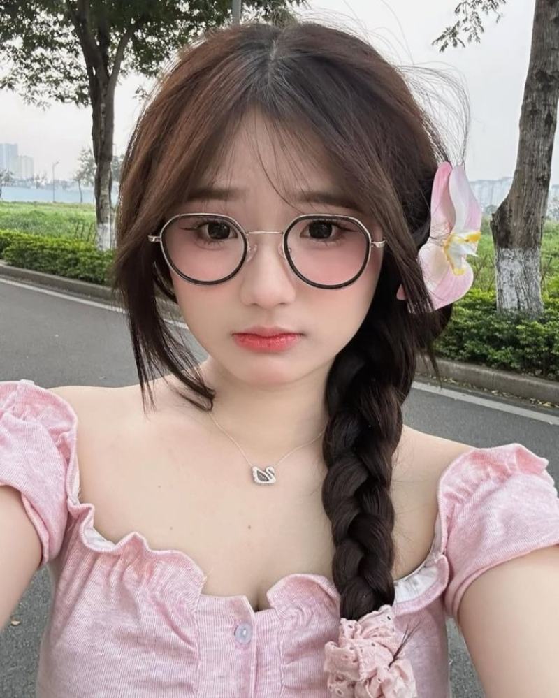 Ảnh gái xinh cute selfie trên đường phố