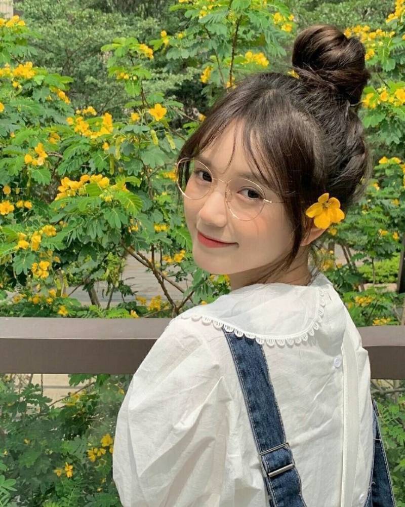 Ảnh gái xinh cute cười mĩm cài hoa lên tóc