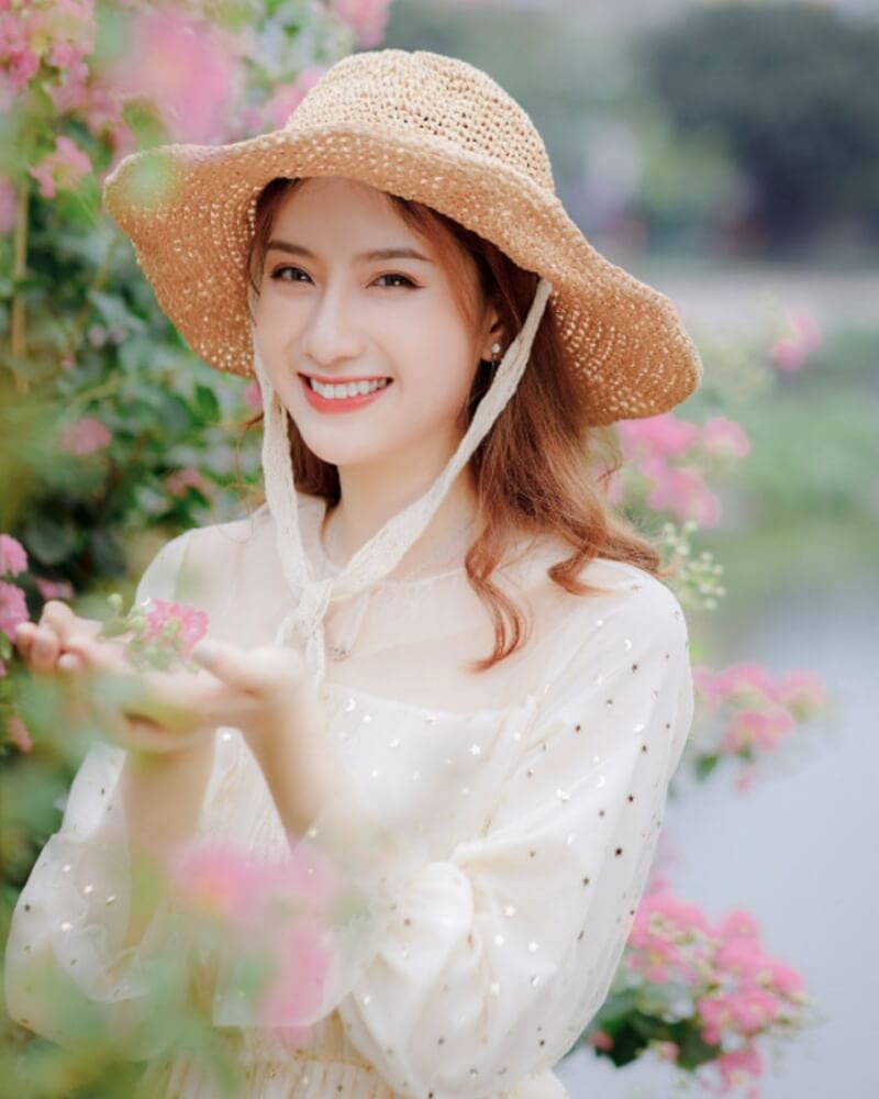 Ảnh gái xinh cute cười tươi bên hoa giấy