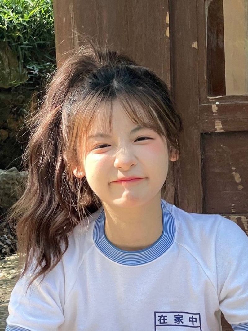 Ảnh gái xinh cute biểu cảm nhăn mặt