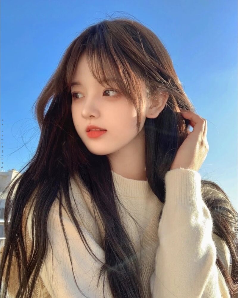 Ảnh gái xinh cute dùng tay vén tóc