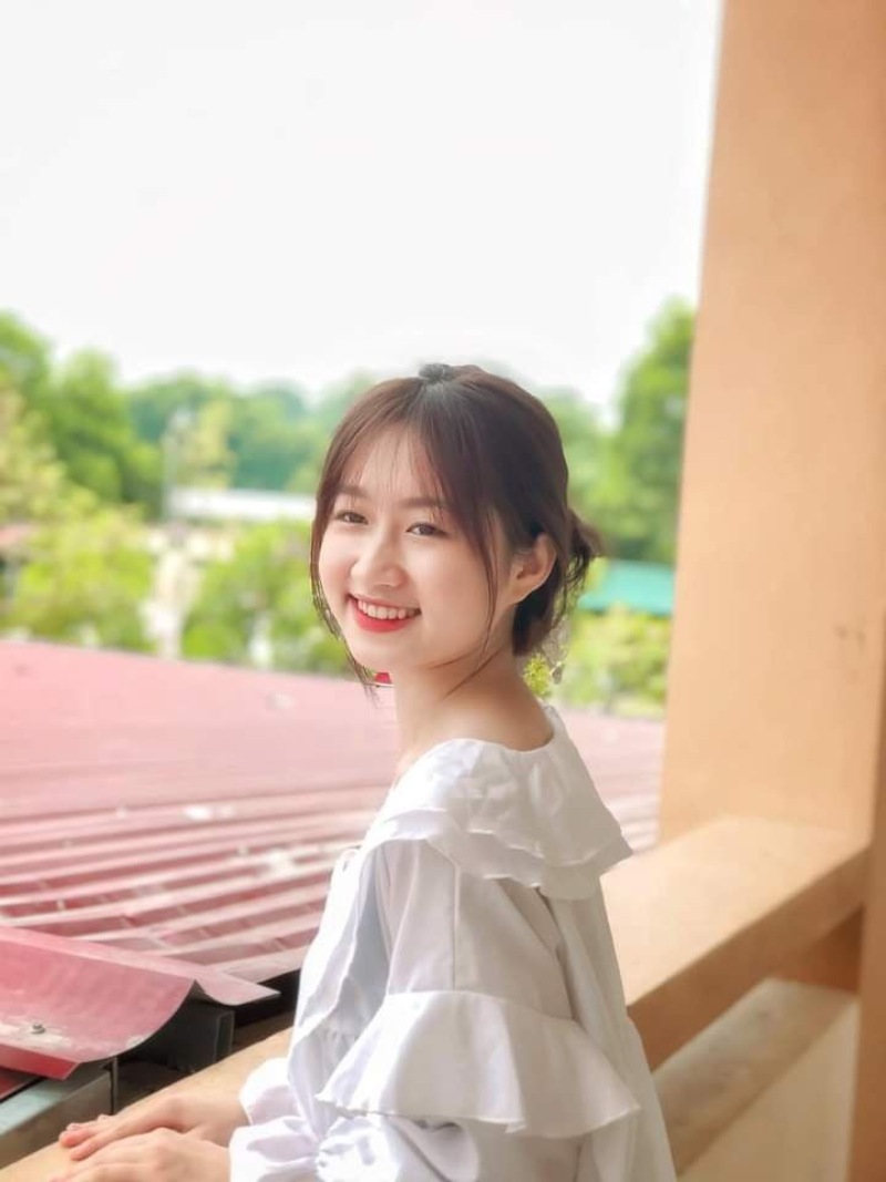 Ảnh gái xinh cute cười tươi ở hành lang