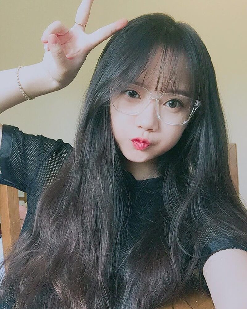 Ảnh gái xinh cute đeo kính ngồi trên ghế