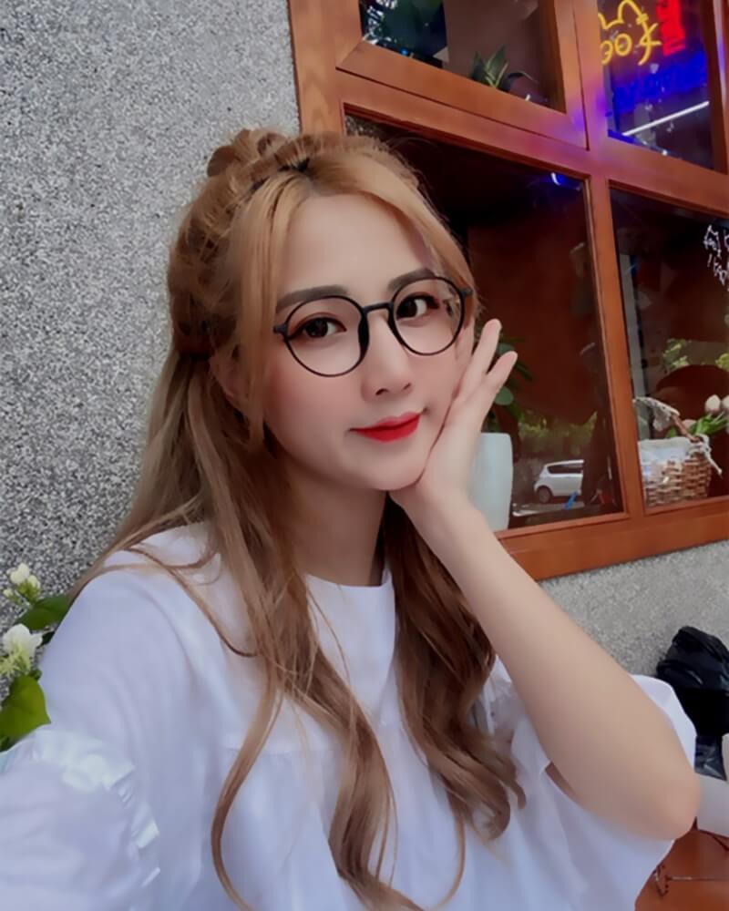 Ảnh gái xinh cute đeo kính tay trái nựng má