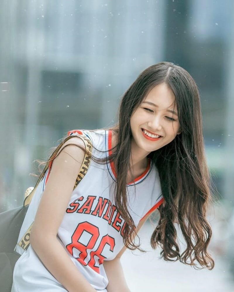 Ảnh gái xinh cute mặc áo thể thao cười tươi