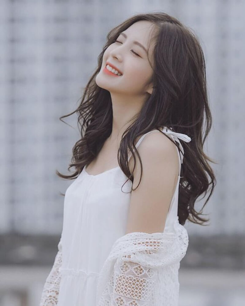 Ảnh gái xinh cute nhắm mắt cười tươi