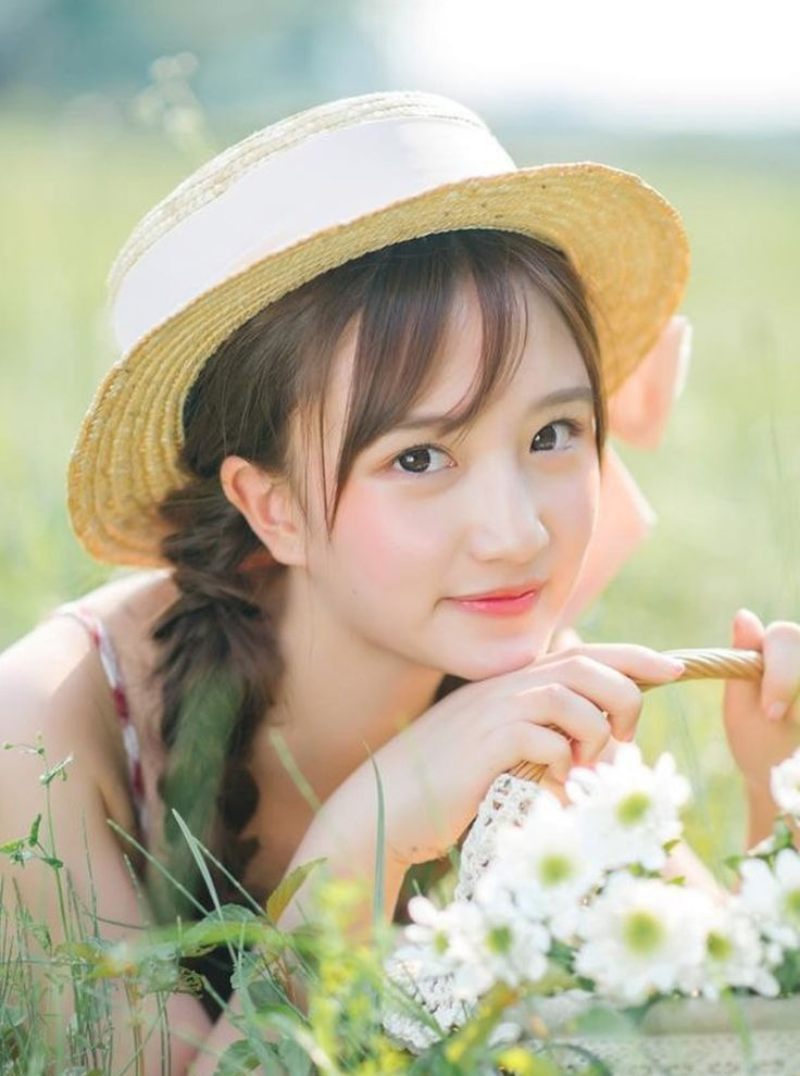 Ảnh gái xinh cute cười tươi với hoa cỏ