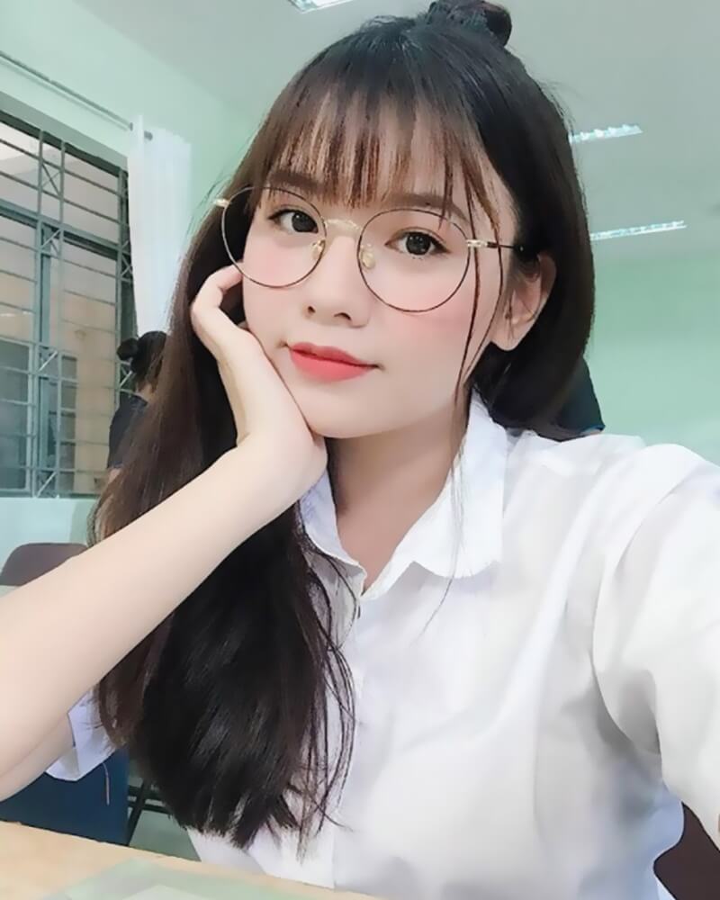 Ảnh gái xinh cute đeo kính mặc áo sơ mi trắng