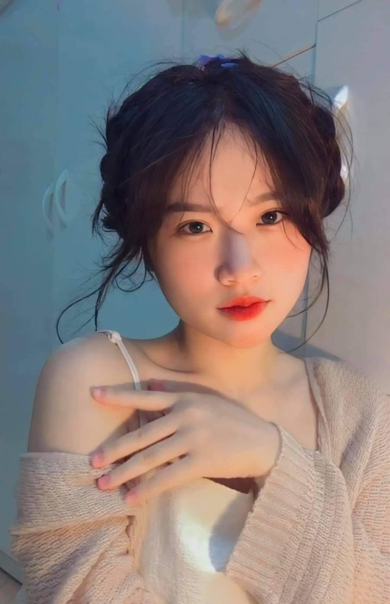 Ảnh gái xinh cute mặc áo hở vai