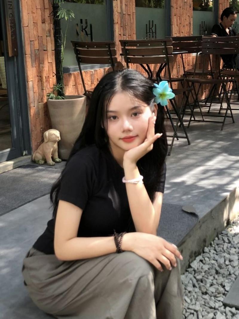 Ảnh gái xinh cute chống cằm ở quán cà phê