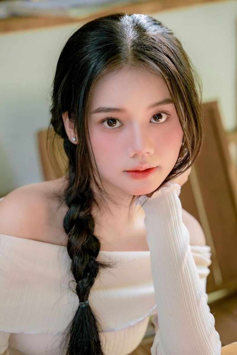 Ảnh gái xinh cute chống cằm