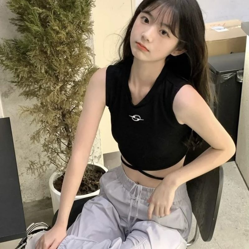 Ảnh gái xinh cute mặc á croptop ngồi trên ghế