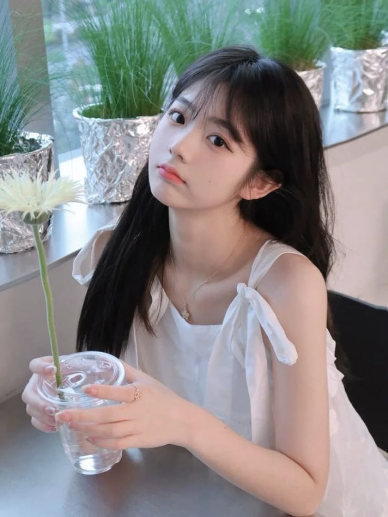 Ảnh gái xinh cute mặc váy trắng ngồi trên ghế