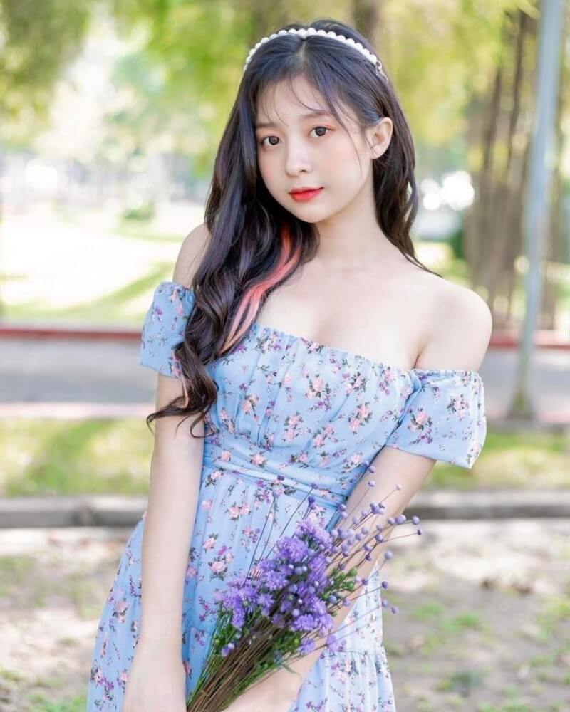 Ảnh gái xinh cute cầm hoa ngoài trời