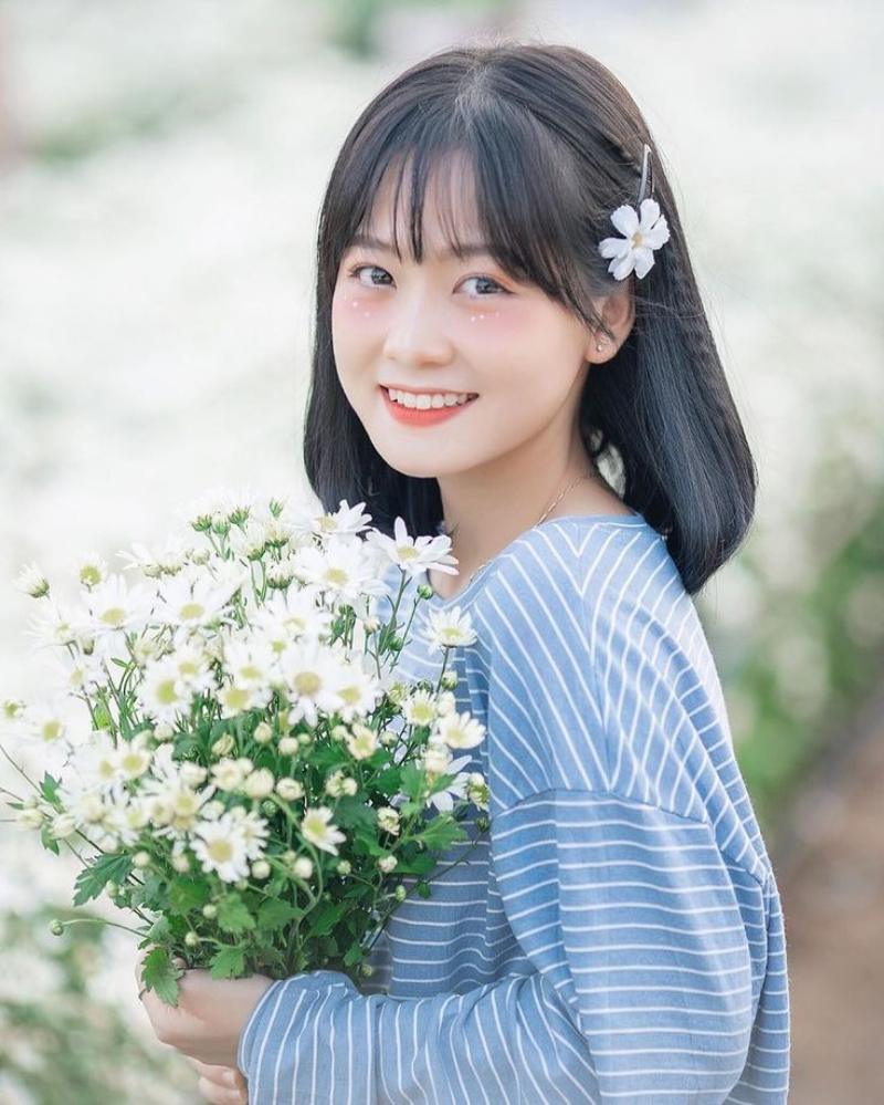 Ảnh gái xinh cute cười tươi cầm bó hoa