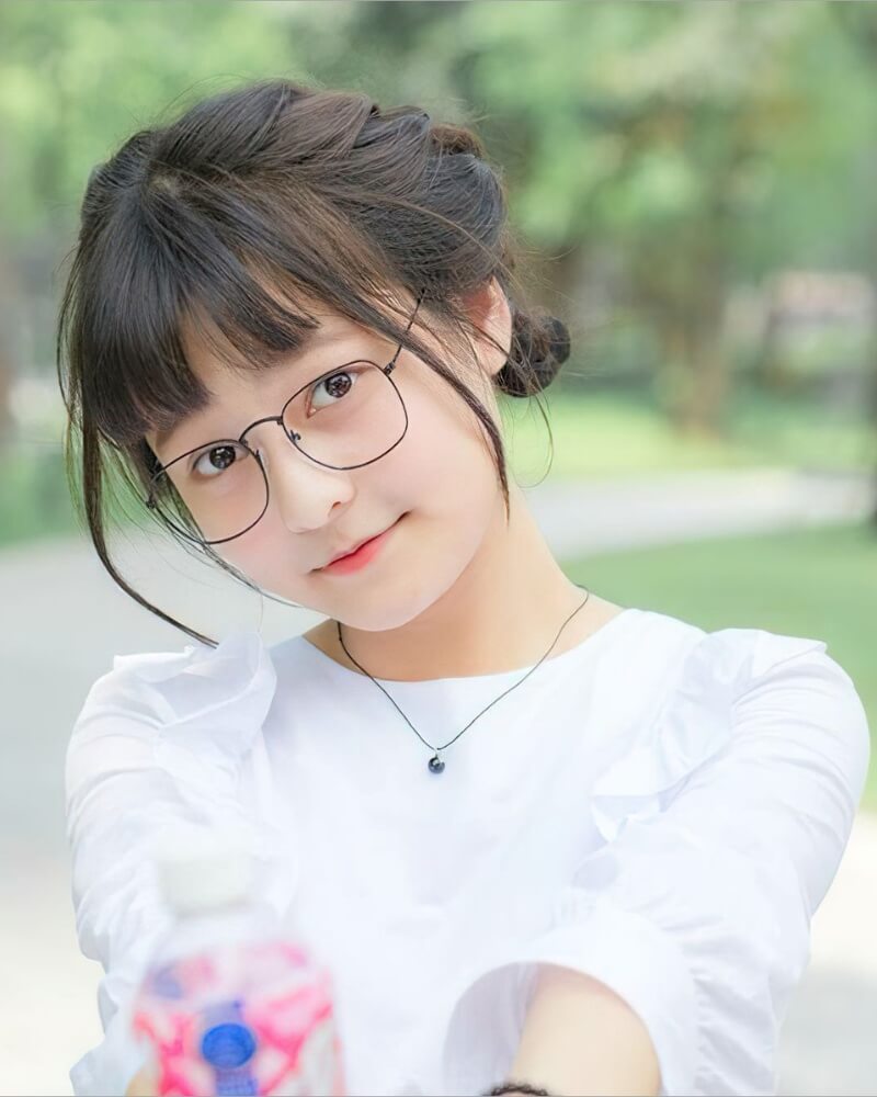Ảnh gái xinh cute đeo kính mặc áo trắng
