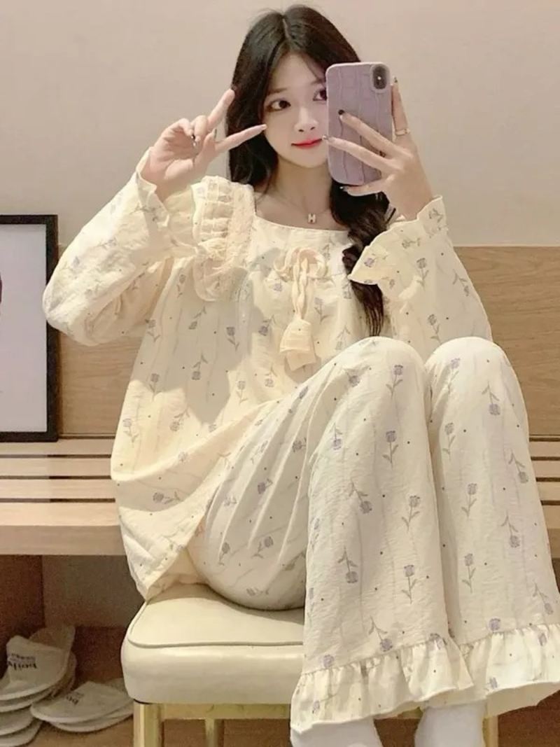 Ảnh gái xinh mặc đồ ngủ trắng ngồi trên ghế chụp dáng bằng điện thoại