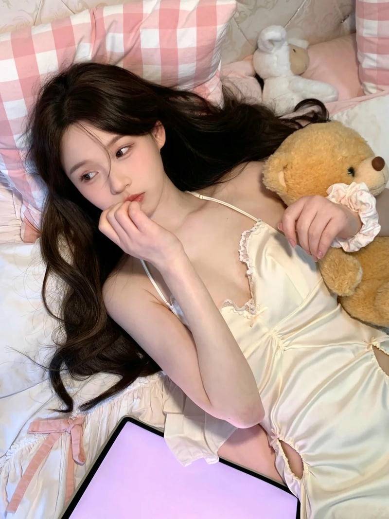 Ảnh gái xinh mặc đồ ngủ lụa trắng nằm trên giường