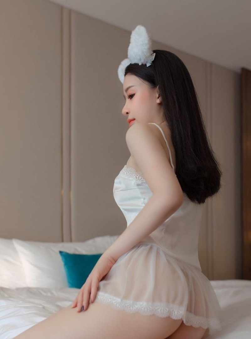 Ảnh gái xinh mặc đồ ngủ trắng xuyên thấu ngồi quay lưng trên giường