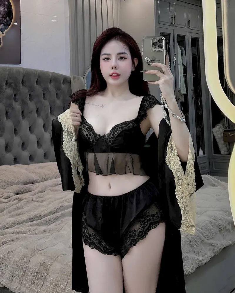 Ảnh gái xinh mặc đồ ngủ màu đen đứng trong phòng ngủ chụp dáng bằng điện thoại