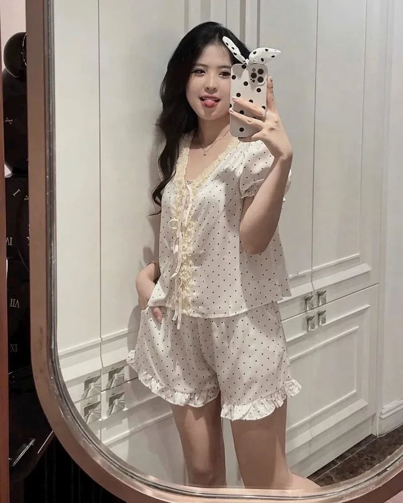 Ảnh gái xinh mặc đồ ngủ trắng đứng chụp dáng bằng điện thoại trước gương