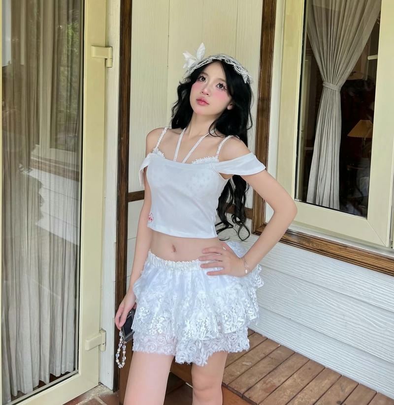 Ảnh gái xinh mặc váy ngắn màu trắng