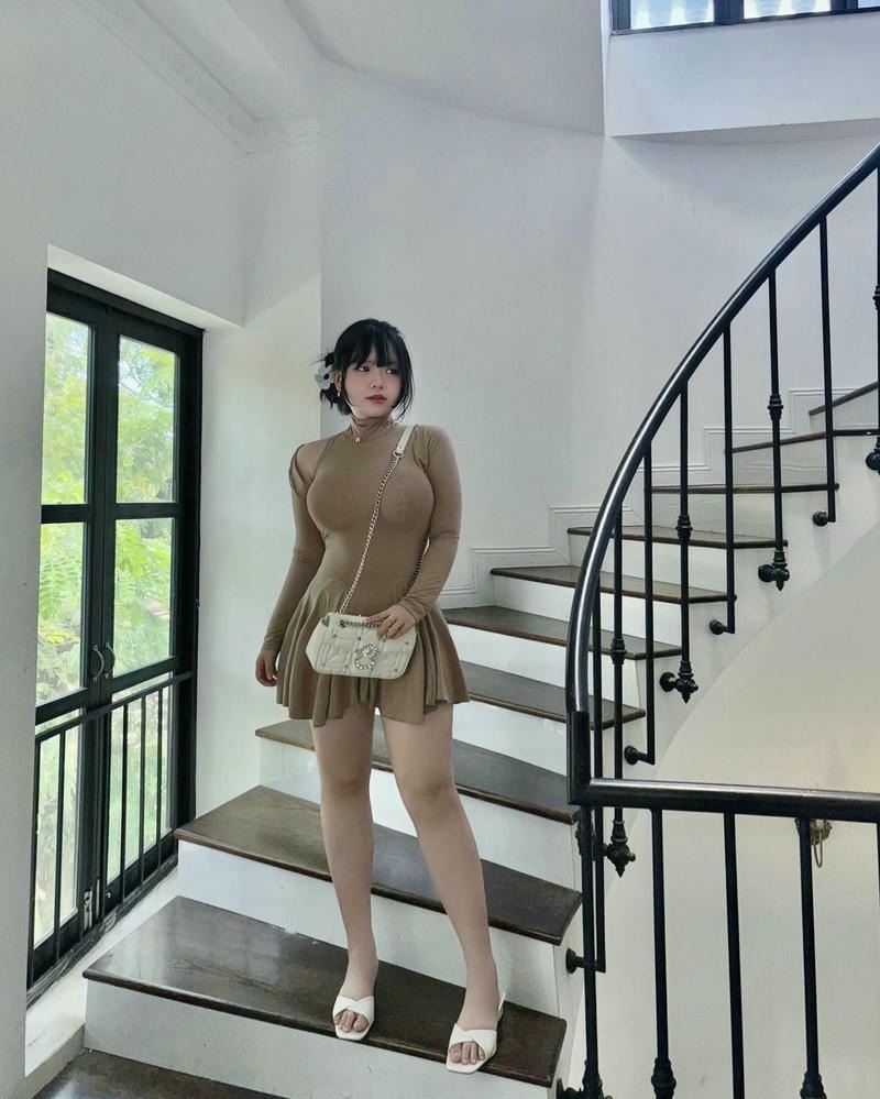 Ảnh gái xinh mặc váy ngắn đứng trên cầu thang