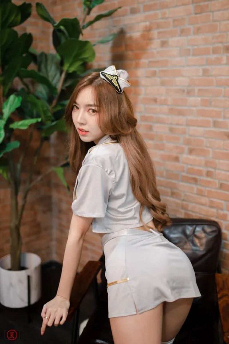 Ảnh gái xinh mặc váy ngắn khoe mông đầy đặn