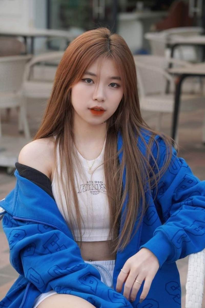 Ảnh gái xinh Việt Nam mặc áo khoác xanh ngồi trên ghế