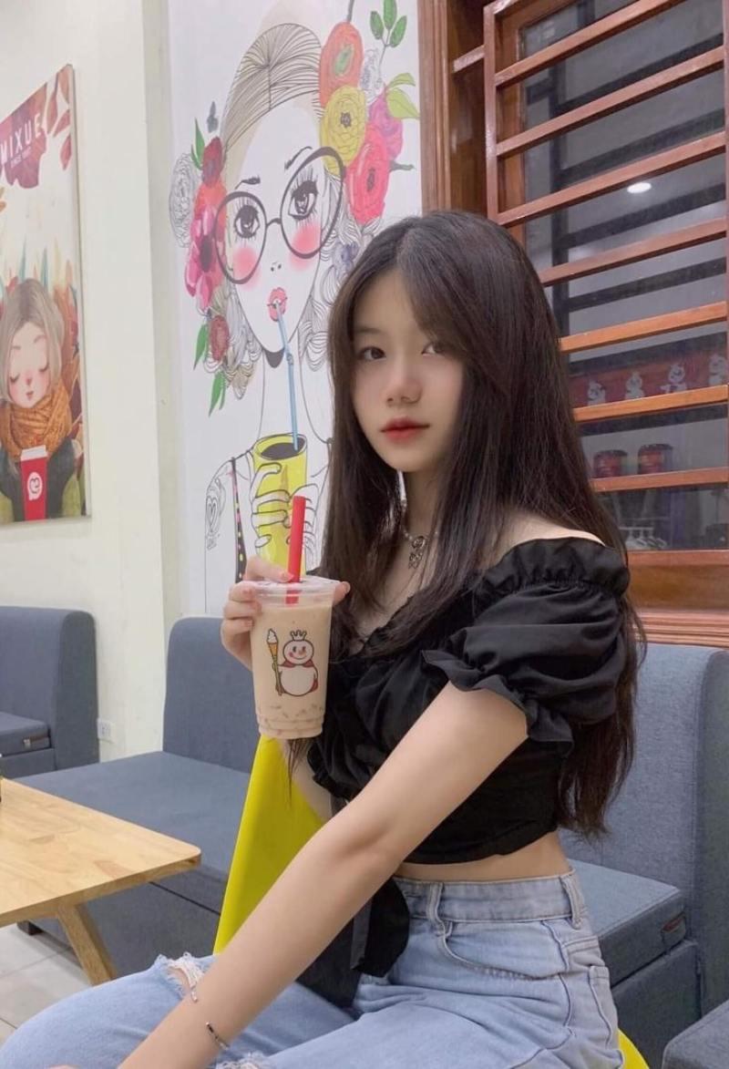 Ảnh gái xinh Việt Nam ngồi trên ghế cầm ly trà sữa