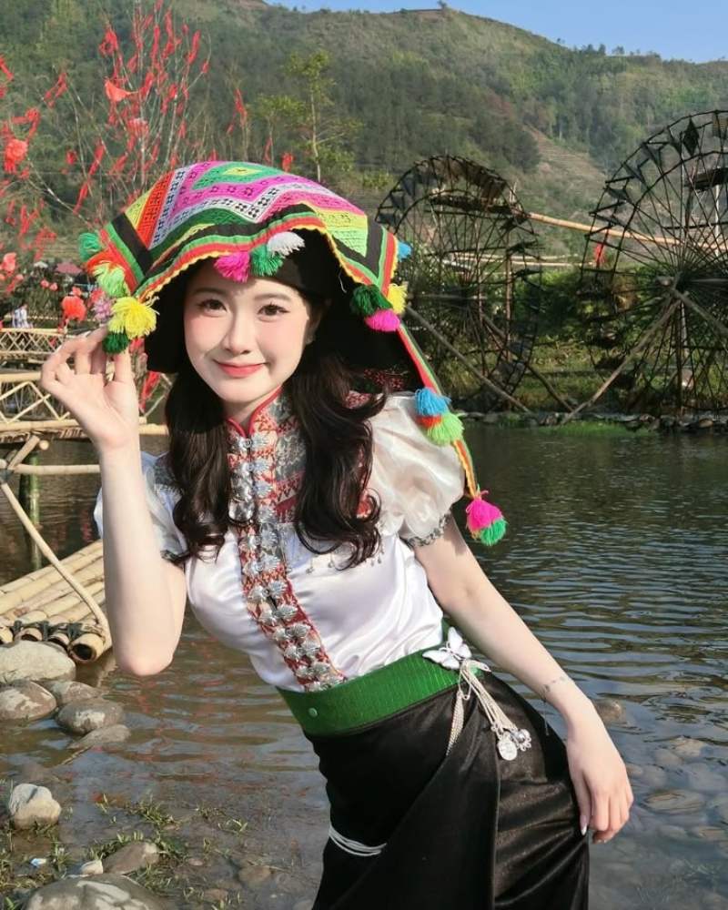 Ảnh gái xinh Việt Nam mặc đồ dân tộc Thái ở suối