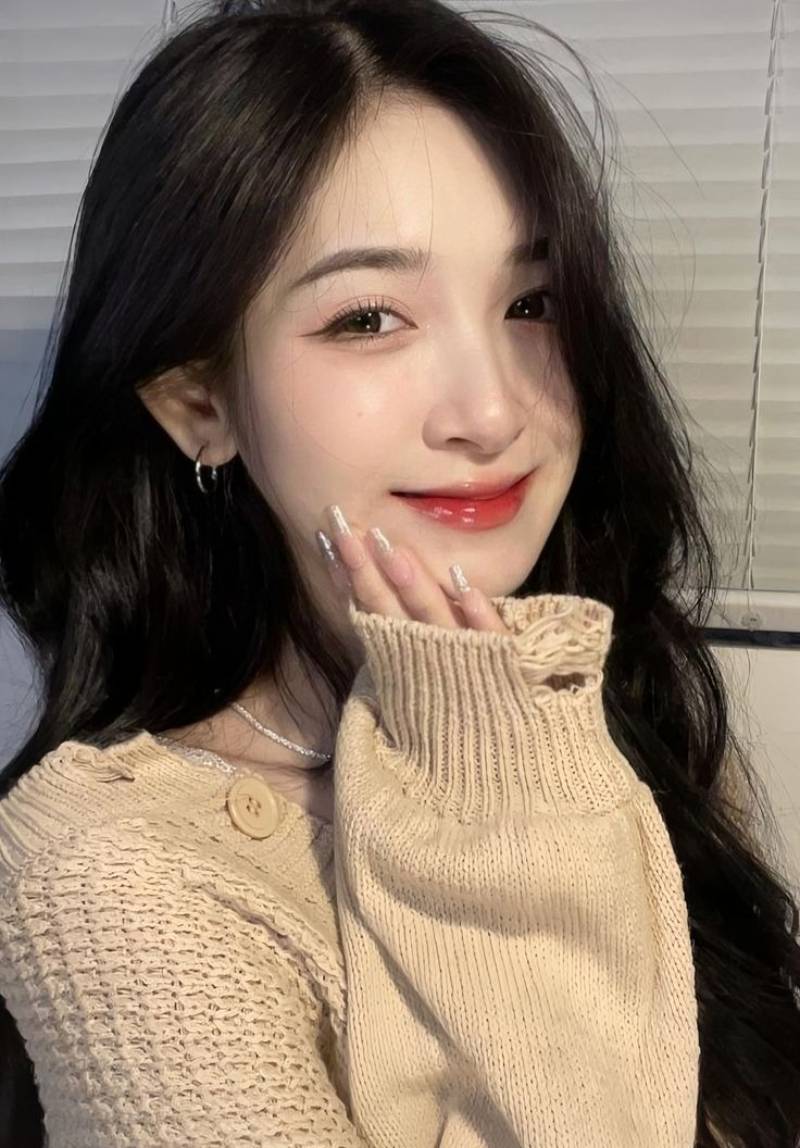 Ảnh gái xinh Việt Nam cười nhẹ, tau phải chạm má