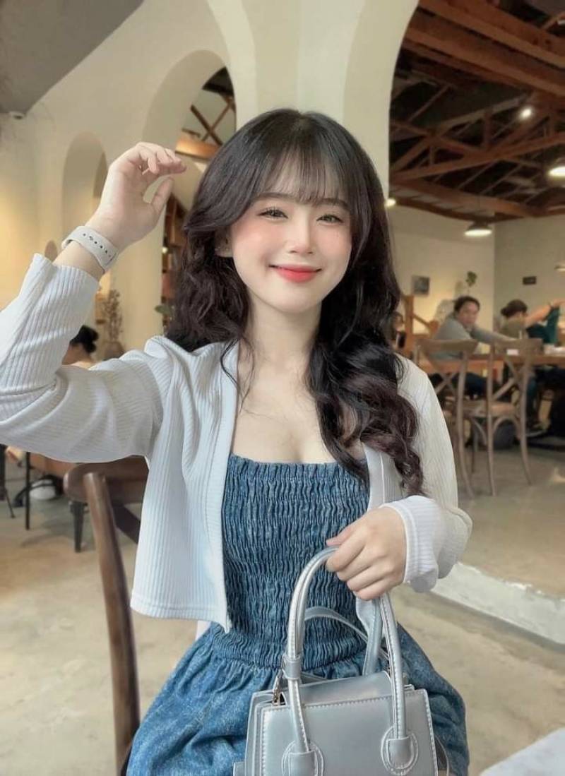 Ảnh gái xinh Việt Nam cười mĩm trong quán cà phê