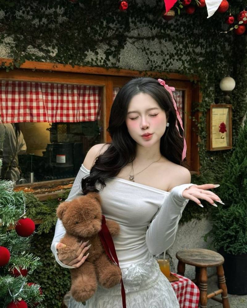 Gái xinh Việt Nam chu môi, nhắm hai mắt ở quán cà phê