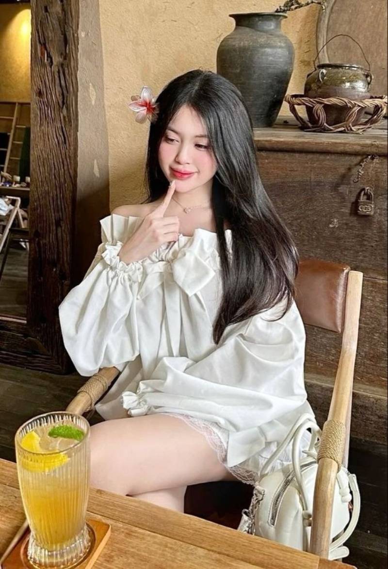 Ảnh gái xinh Việt Nam ngồi quán cà phê, tay phải chạm cằm