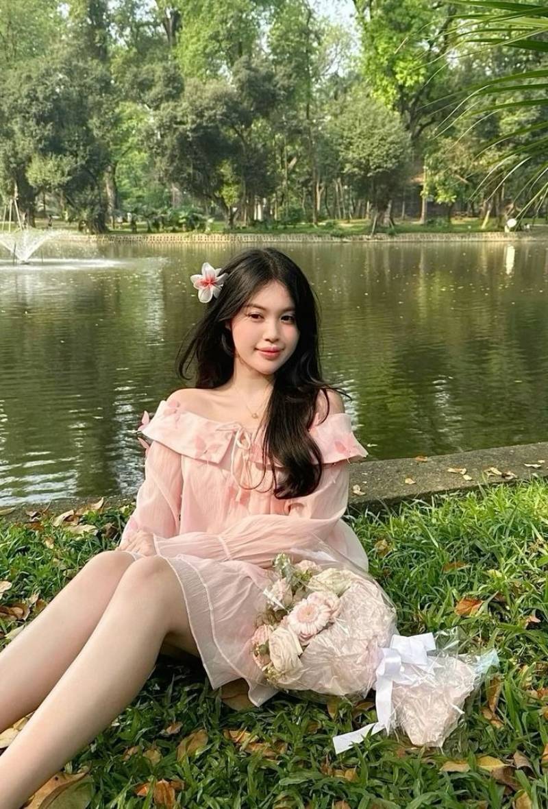 Ảnh gái xinh Việt Nam ngồi trên bãi cỏ ở hồ nước