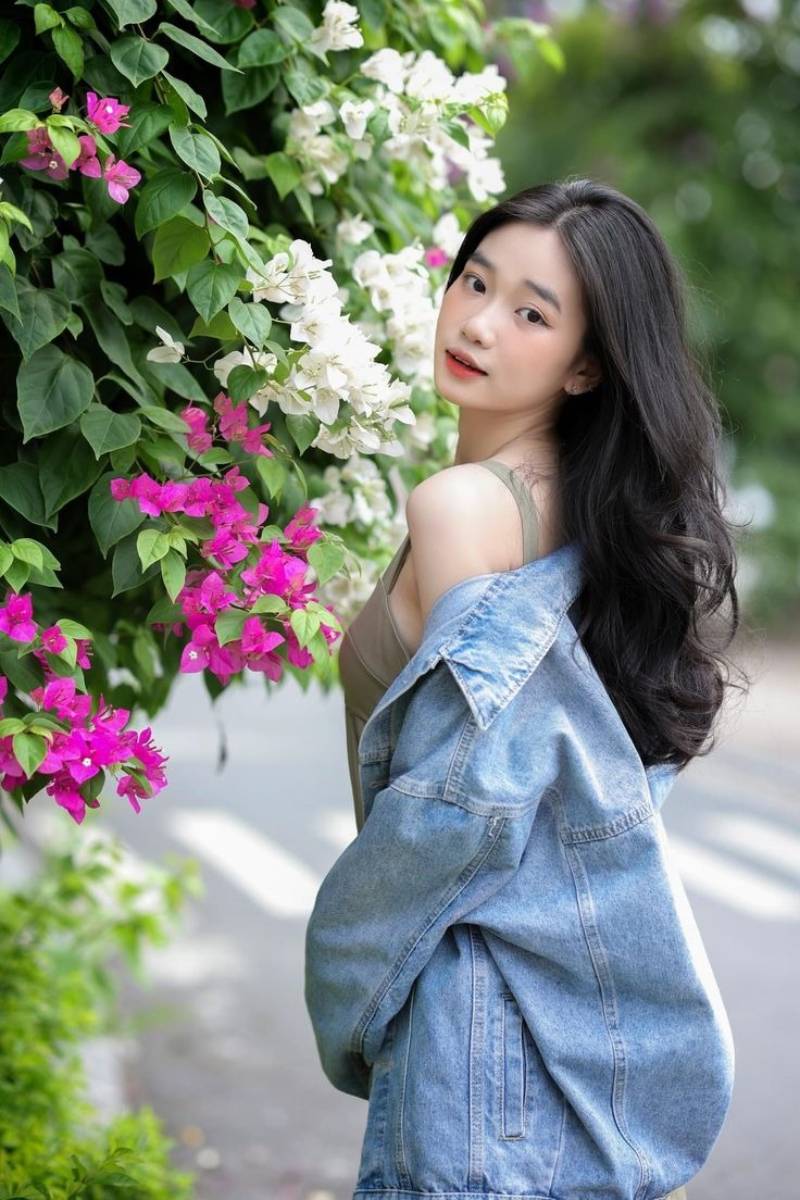 Ảnh gái xinh Việt Nam bên cạnh cây hoa giấy
